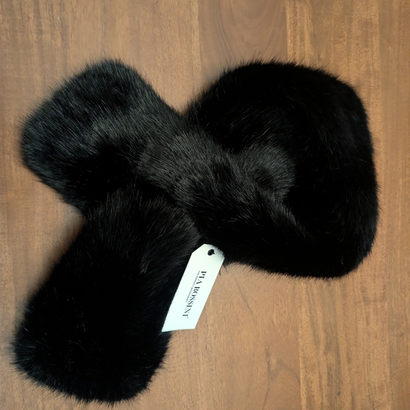 Pia Rossini Accessories - Elegant Black Faux Fur Scarf